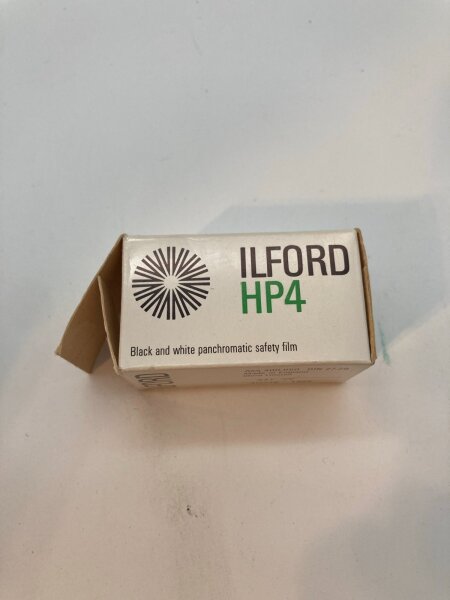 Ilford HP4 135-36, schwarz-weiß,  ASA 400-650, DIN 27-29, Ablaufdatum Juni 1969